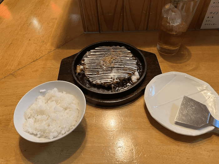 「鉄板 しみけい」のお好み焼き